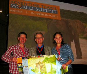 Entrega del Mapa Turistico Nicaragua - Viajando Sostenible de parte de Immanuel Zerger al Sr. Shannon Stowell Presidente y Alice Gifford Miembro Directivo del Adventure Travel Trade Association